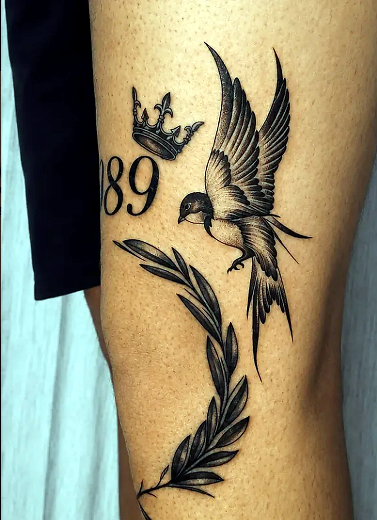 Tatuagem de pássaro, número 89 e folhagem