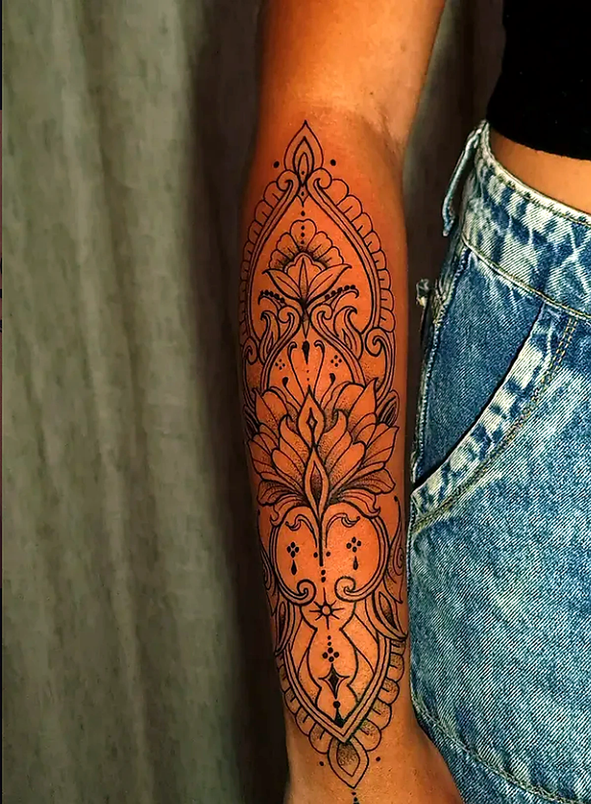 Tatuagem ornamental floral no antebraço