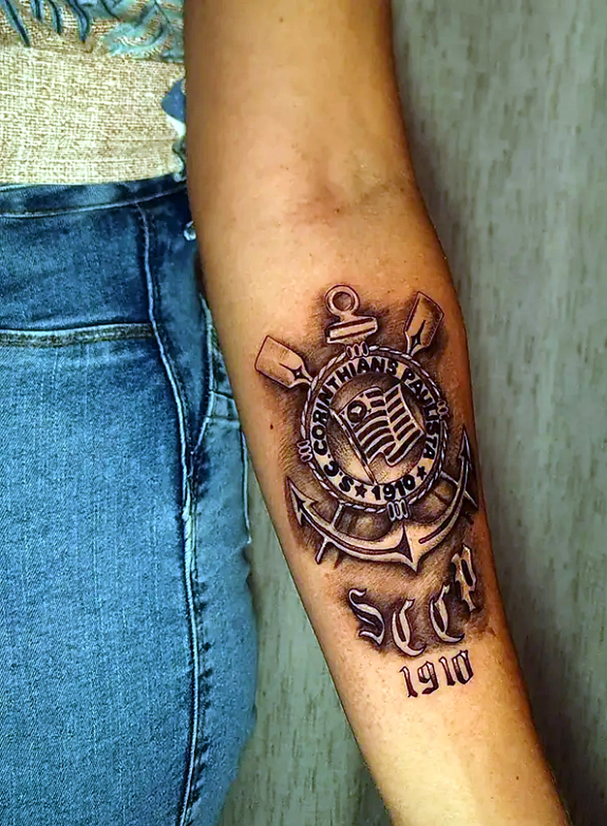 Tatuagem do escudo do Corinthians no antebraço