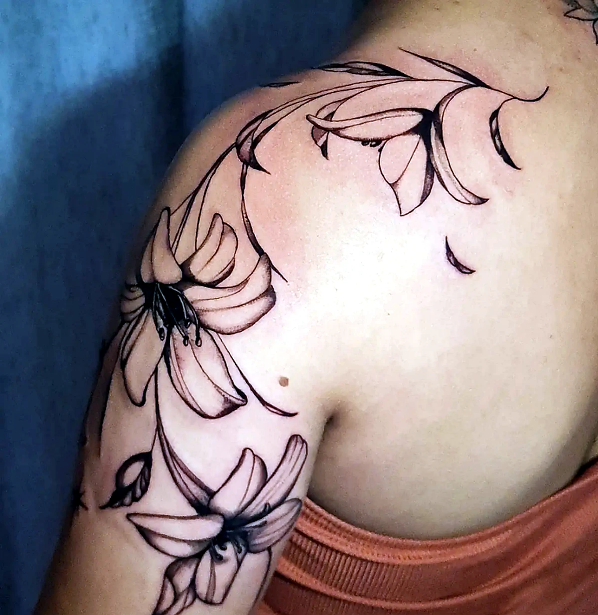 Tatuagem floral delicada no ombro