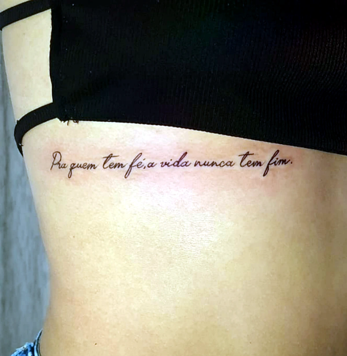 Tatuagem de frase em fine line