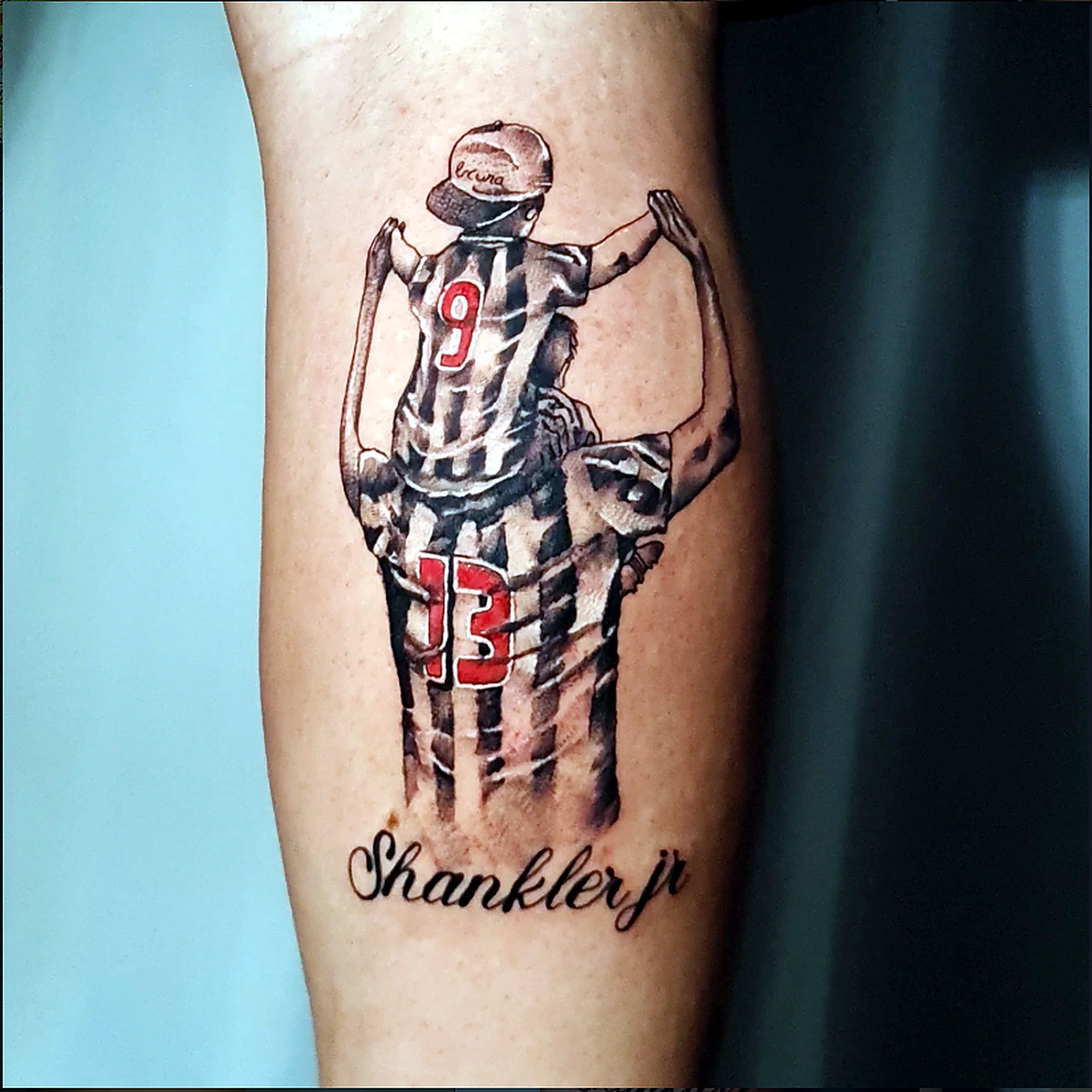 Tatuagem personalizada em homenagem de pai para filho