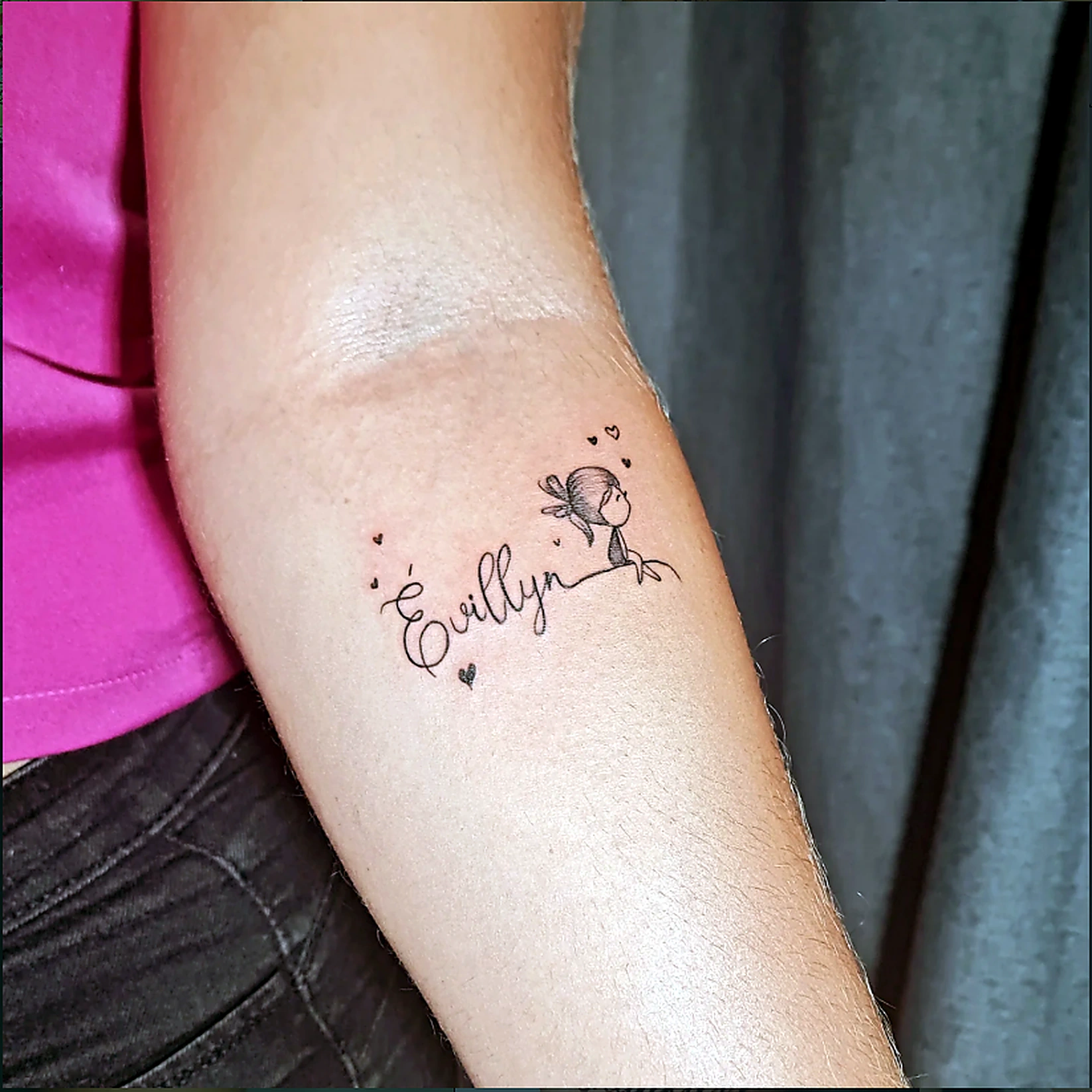 Tatuagem fine line com o nome Evellyn e ilustração delicada